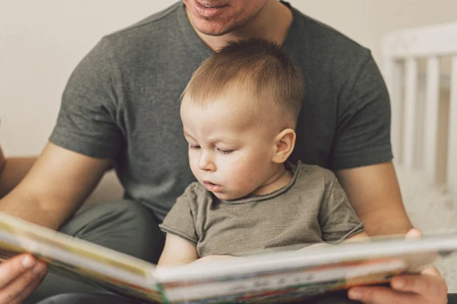 کتاب خواندن برای نوزاد